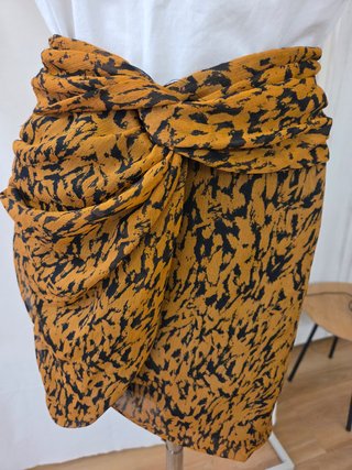 Conjunto Zara Top Blanco y Falda Estampada