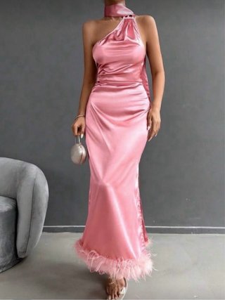 Vestido rosa satinado con plumas