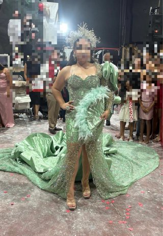 Vestido de piedras con metros de cola