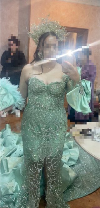Vestido de piedras con metros de cola