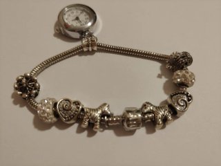 Nueva Pulsera con reloj para niña