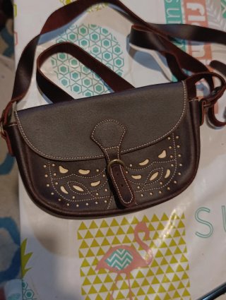 Bolso de cuero marrón con adornos