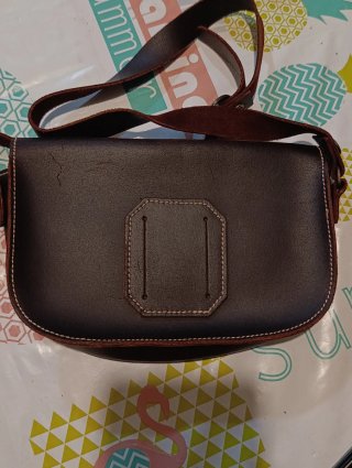 Bolso de cuero marrón con adornos
