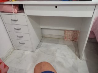 Escritorio blanco con cajones