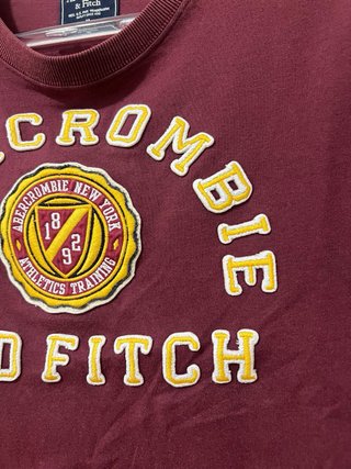 Camiseta Abercrombie & Fitch burdeos