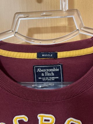 Camiseta Abercrombie & Fitch burdeos
