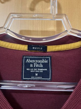 Camiseta Abercrombie & Fitch burdeos