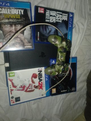PS4 + Mando Camuflaje + 4 Juegos