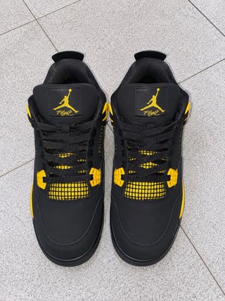 Jordan 4 Negras y Amarillas