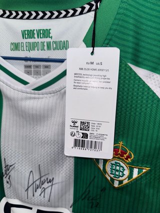Camiseta oficial Real Betis firmada por 17 jugador