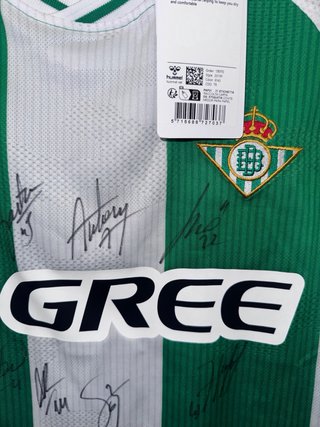 Camiseta oficial Real Betis firmada por 17 jugador