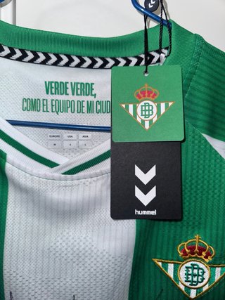 Camiseta oficial Real Betis firmada por 17 jugador