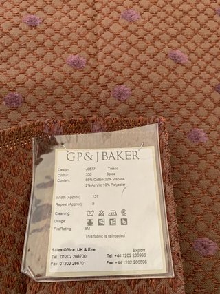 GP & J Baker Tessuto marrone con pois viola