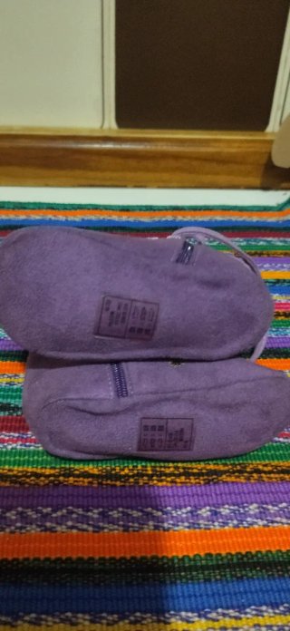 Zapatitos de bebé morados con flores