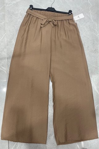 Pantalón ancho beige con cinturón