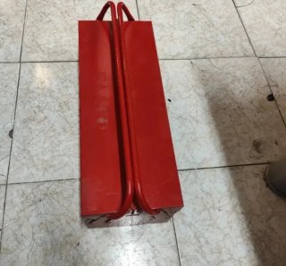 Caja de herramientas metálica roja