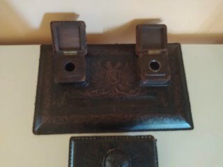 Tintero y escribanía antigua de cuero