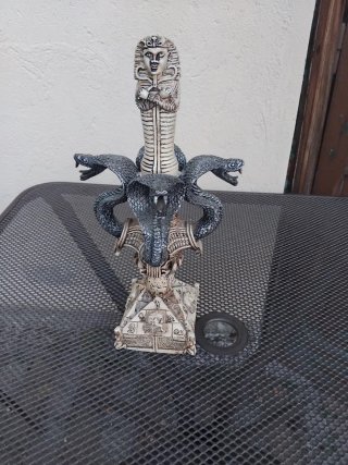 Statuetta egizia con cobra e piramide