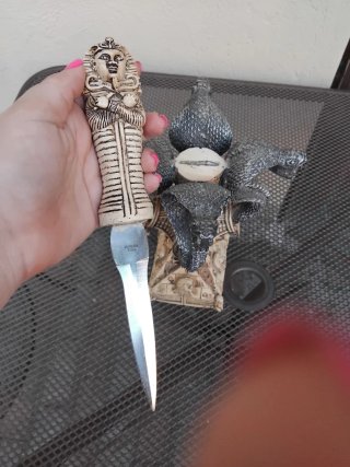 Statuetta egizia con cobra e piramide