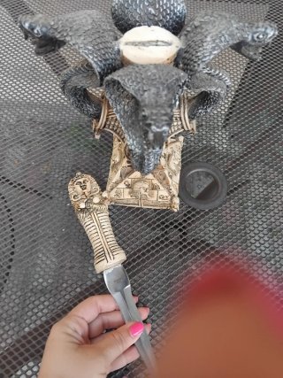 Statuetta egizia con cobra e piramide