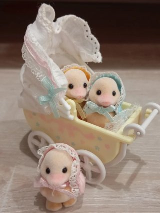 Sylvanian Families Cochecito Bebe con Patitos