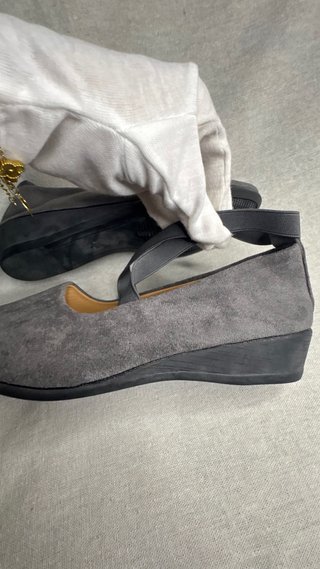 Zapatos planos grises con tira