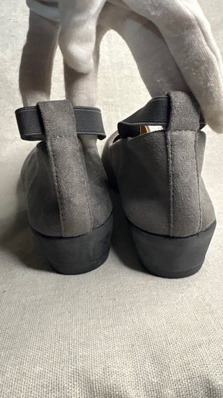 Zapatos planos grises con tira