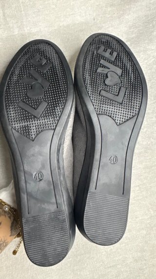 Zapatos planos grises con tira