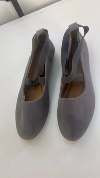 Zapatos planos grises con tira