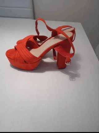 Zapatos de tacón rojos con plataforma