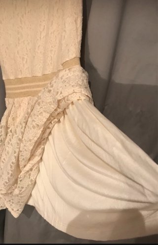 Abito pizzo avorio con elastico oro
