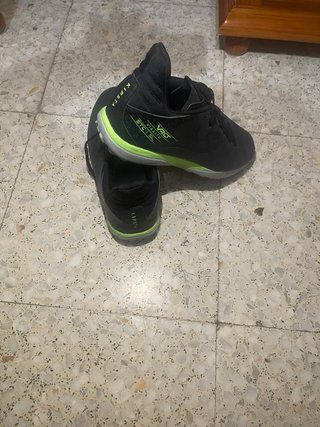 Zapatillas deportivas marrones y verdes