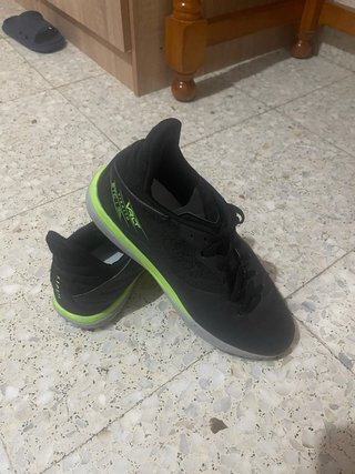 Zapatillas deportivas marrones y verdes
