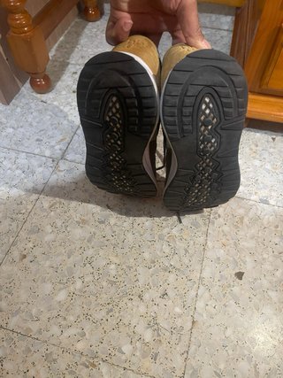 Zapatillas deportivas marrones y verdes