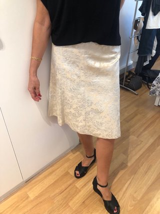 Falda de vestir beige y plateada