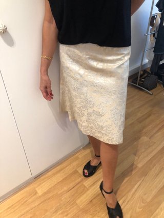 Falda de vestir beige y plateada