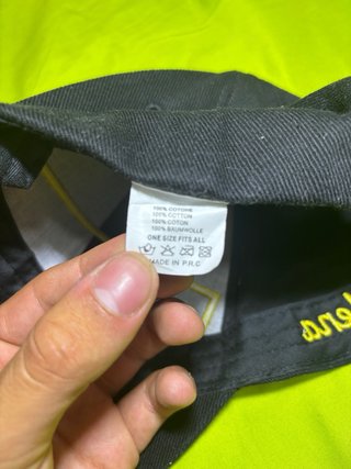 Gorra Pirelli Negra con Detalles Dorados