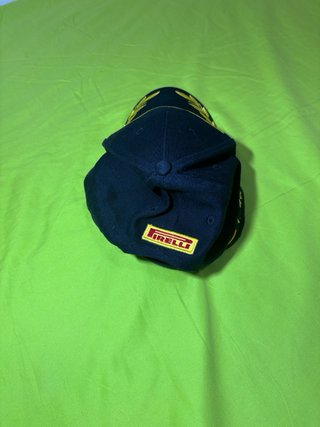 Gorra Pirelli Negra con Detalles Dorados