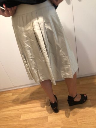 Falda beige plisada Dorada ideal para ir arreglada