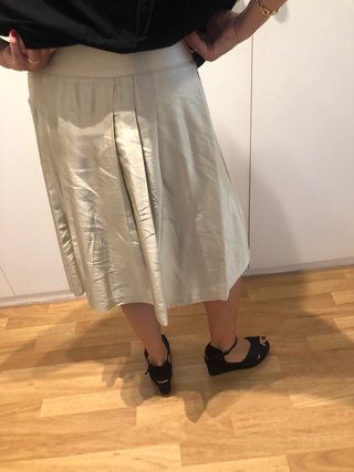 Falda beige plisada Dorada ideal para ir arreglada