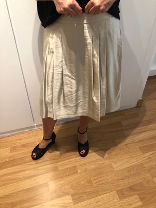 Falda beige plisada Dorada ideal para ir arreglada