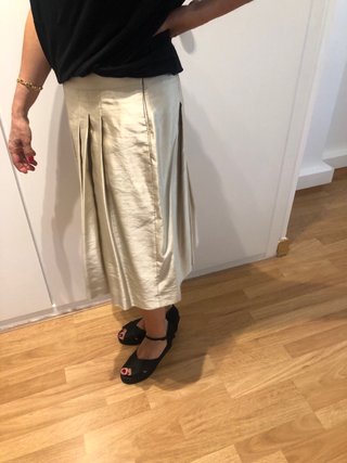 Falda beige plisada Dorada ideal para ir arreglada