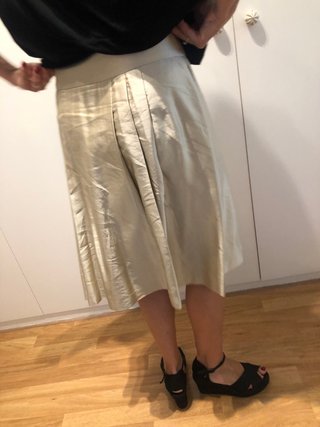 Falda beige plisada Dorada ideal para ir arreglada