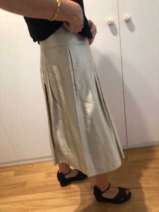 Falda beige plisada Dorada ideal para ir arreglada
