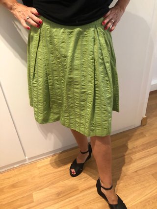 Falda verde plisada