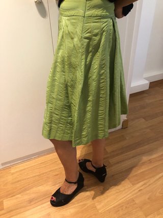 Falda verde plisada