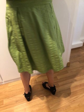 Falda verde plisada