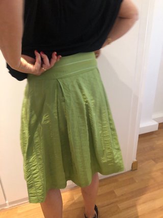 Falda verde plisada