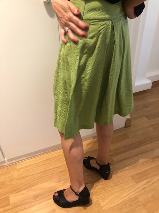 Falda verde plisada