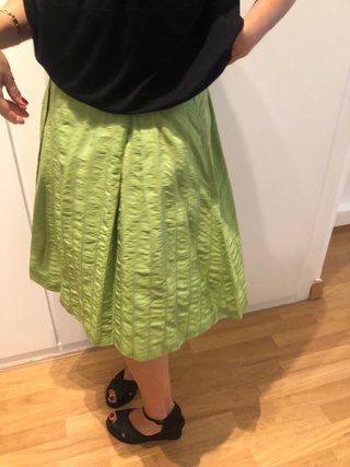 Falda verde plisada